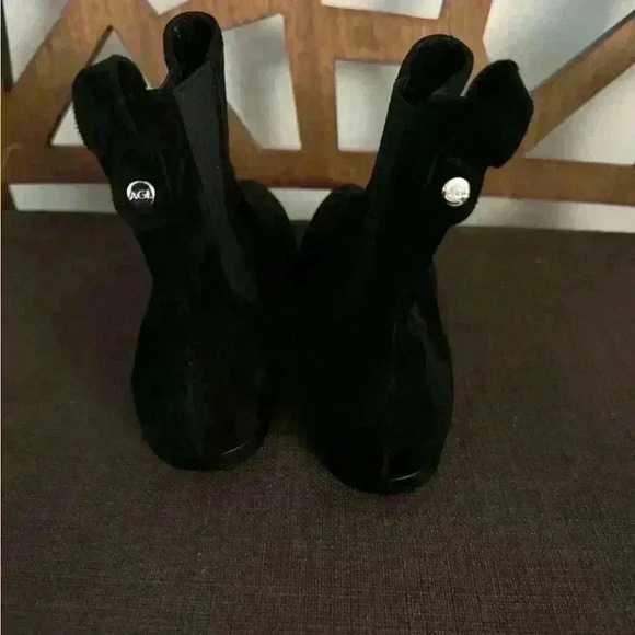 A G L 
Leather ankle boot with elastic used like a new - Picture 3 of 11